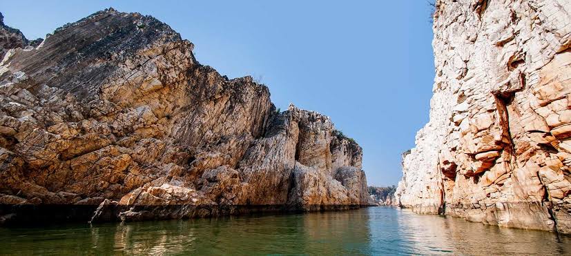 Best Jabalpur Bhedaghat Tour Package 2026: Marble Rocks & Dhuandhar Falls Guide